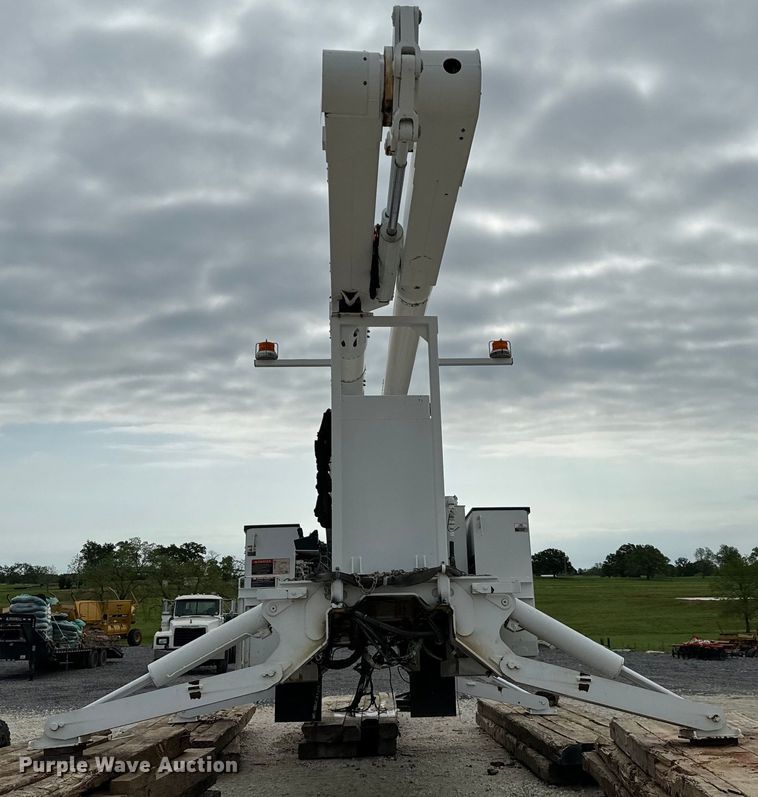 image for item EJ0587 Altec bucket truck bed