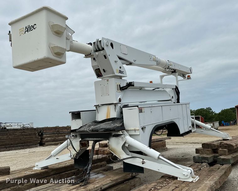 image for item EJ0587 Altec bucket truck bed