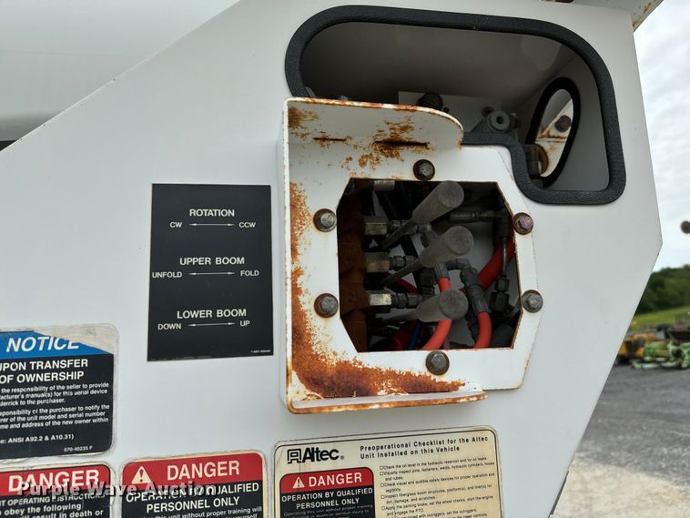 image for item EJ0587 Altec bucket truck bed