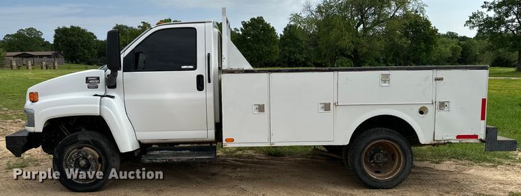 image for item EJ0588 2003 GMC C4500 utility / service truck