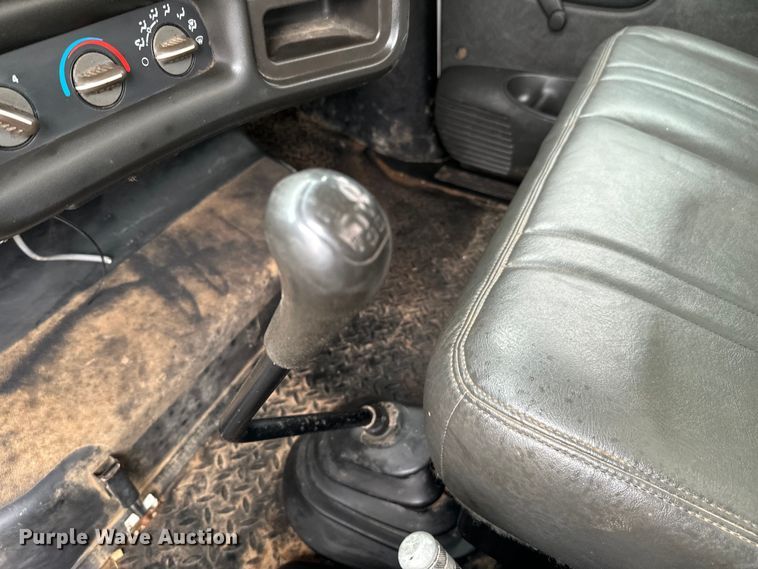 image for item EJ0588 2003 GMC C4500 utility / service truck