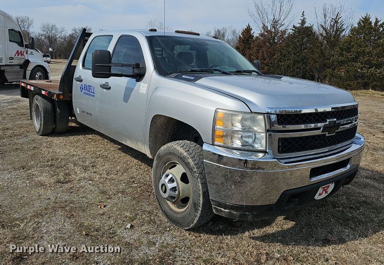 image for item EJ5965 2011 Chevrolet  Silverado 3500 HD Crew Cab flatbed pickup truck