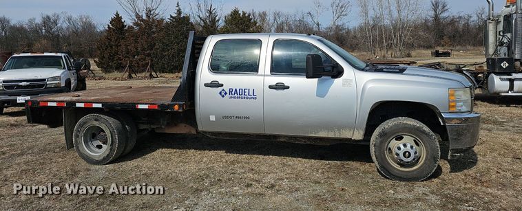 image for item EJ5965 2011 Chevrolet  Silverado 3500 HD Crew Cab flatbed pickup truck