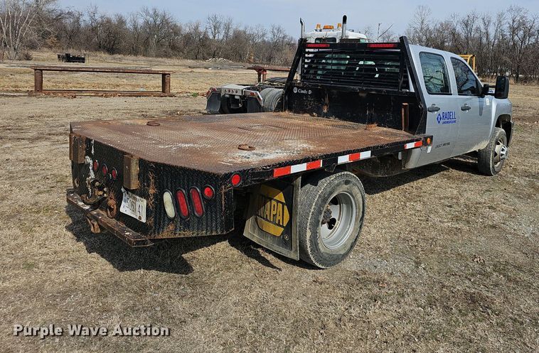 image for item EJ5965 2011 Chevrolet  Silverado 3500 HD Crew Cab flatbed pickup truck