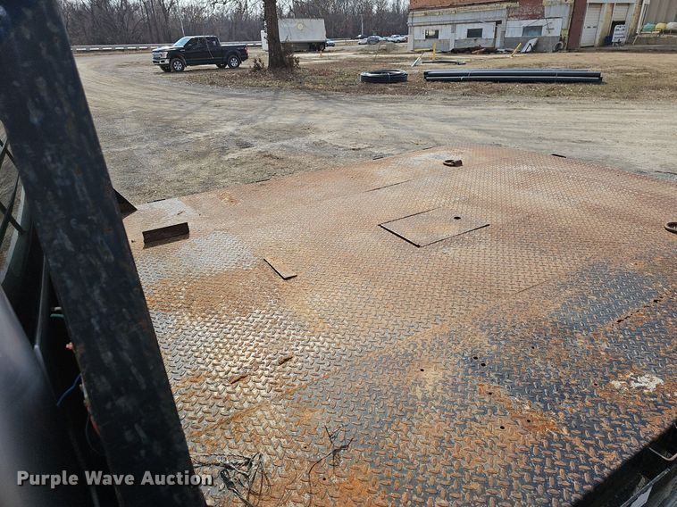 image for item EJ5965 2011 Chevrolet  Silverado 3500 HD Crew Cab flatbed pickup truck