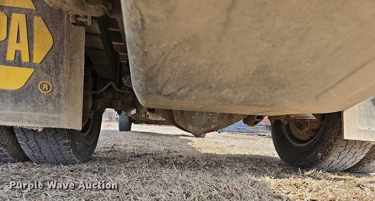 image for item EJ5965 2011 Chevrolet  Silverado 3500 HD Crew Cab flatbed pickup truck