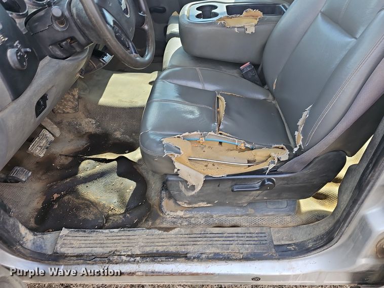 image for item EJ5965 2011 Chevrolet  Silverado 3500 HD Crew Cab flatbed pickup truck