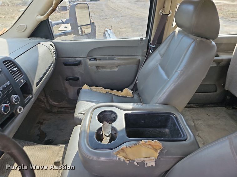 image for item EJ5965 2011 Chevrolet  Silverado 3500 HD Crew Cab flatbed pickup truck