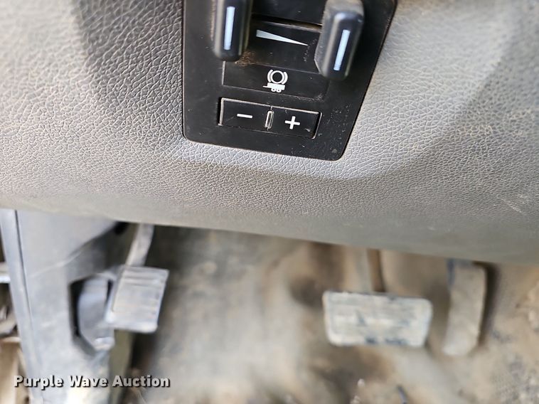 image for item EJ5965 2011 Chevrolet  Silverado 3500 HD Crew Cab flatbed pickup truck