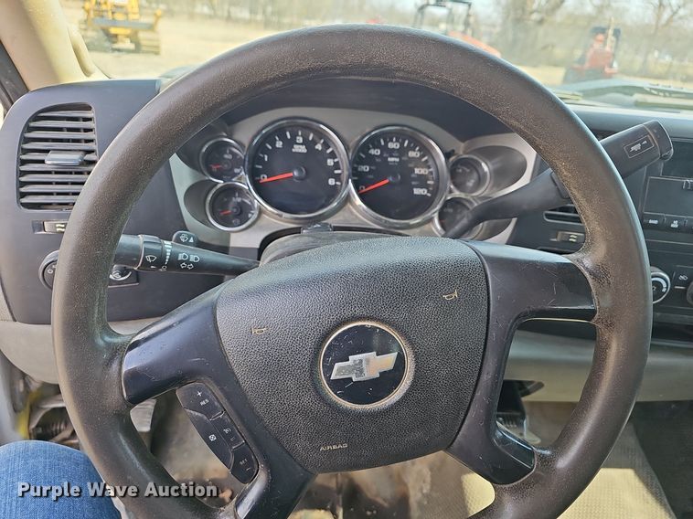 image for item EJ5965 2011 Chevrolet  Silverado 3500 HD Crew Cab flatbed pickup truck