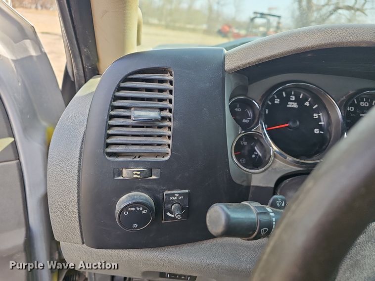 image for item EJ5965 2011 Chevrolet  Silverado 3500 HD Crew Cab flatbed pickup truck