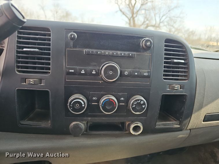 image for item EJ5965 2011 Chevrolet  Silverado 3500 HD Crew Cab flatbed pickup truck