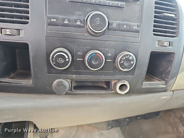 image for item EJ5965 2011 Chevrolet  Silverado 3500 HD Crew Cab flatbed pickup truck