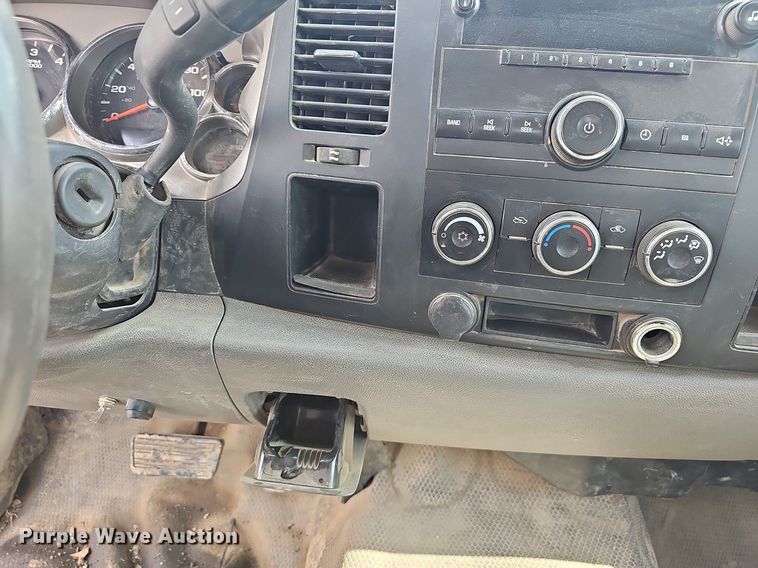 image for item EJ5965 2011 Chevrolet  Silverado 3500 HD Crew Cab flatbed pickup truck