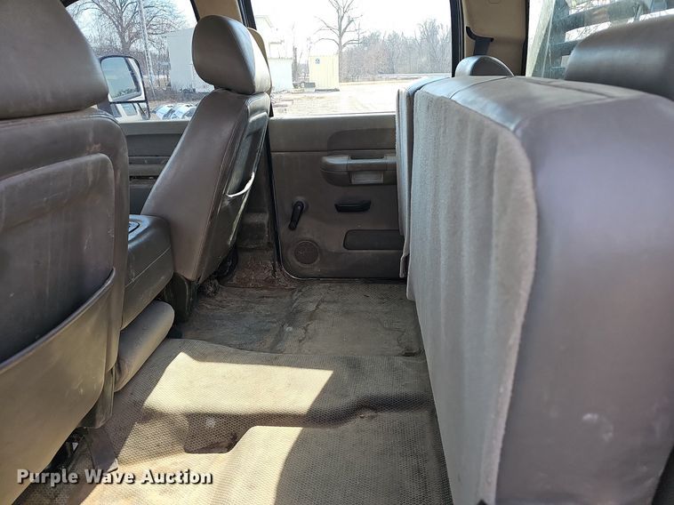 image for item EJ5965 2011 Chevrolet  Silverado 3500 HD Crew Cab flatbed pickup truck