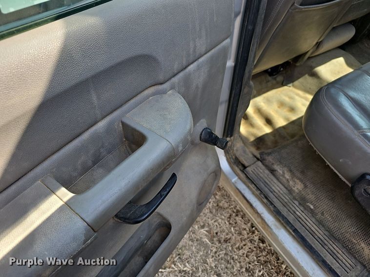 image for item EJ5965 2011 Chevrolet  Silverado 3500 HD Crew Cab flatbed pickup truck