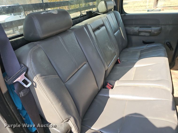 image for item EJ5965 2011 Chevrolet  Silverado 3500 HD Crew Cab flatbed pickup truck