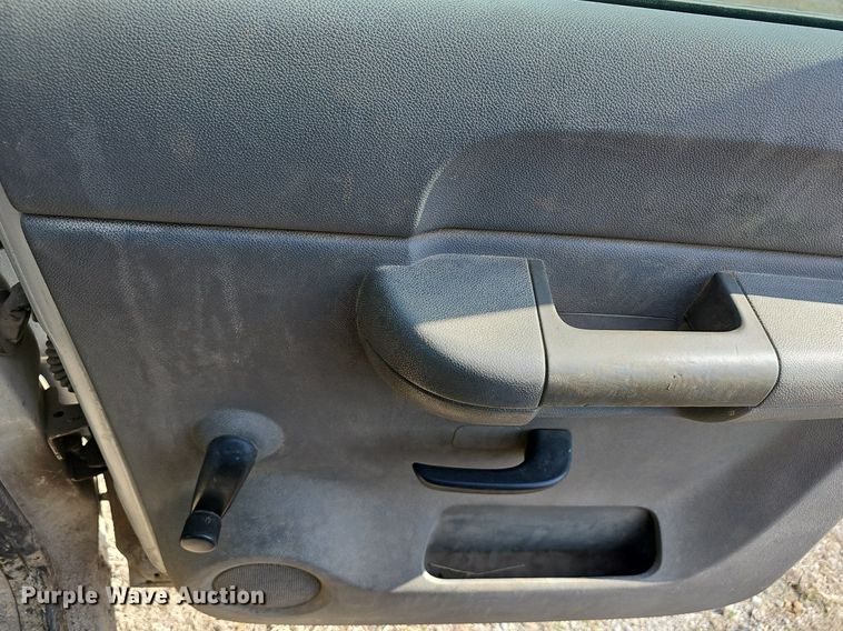 image for item EJ5965 2011 Chevrolet  Silverado 3500 HD Crew Cab flatbed pickup truck