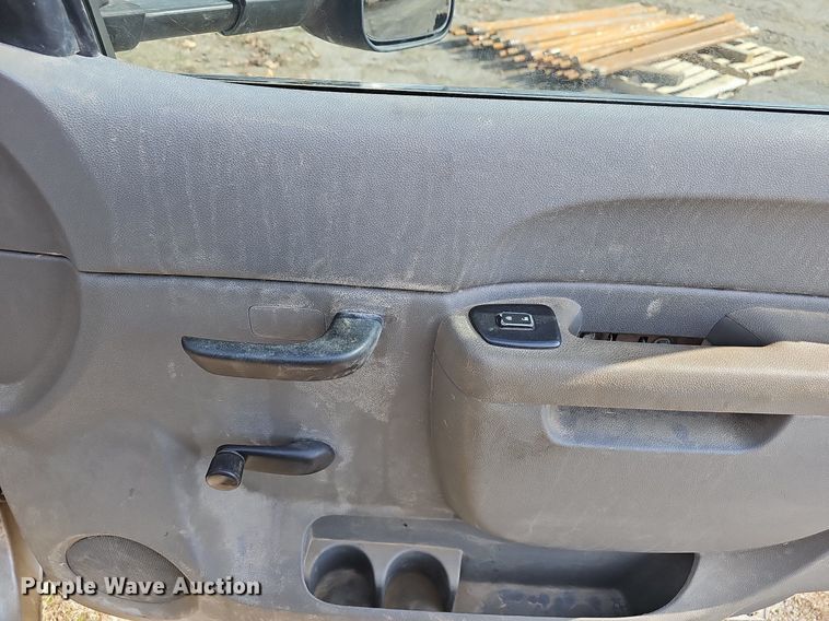 image for item EJ5965 2011 Chevrolet  Silverado 3500 HD Crew Cab flatbed pickup truck