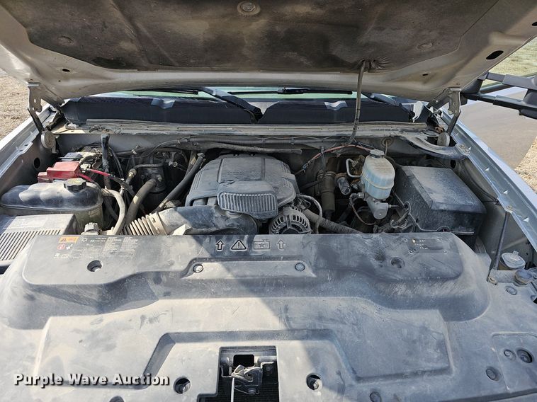 image for item EJ5965 2011 Chevrolet  Silverado 3500 HD Crew Cab flatbed pickup truck