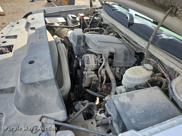 image for item EJ5965 2011 Chevrolet  Silverado 3500 HD Crew Cab flatbed pickup truck