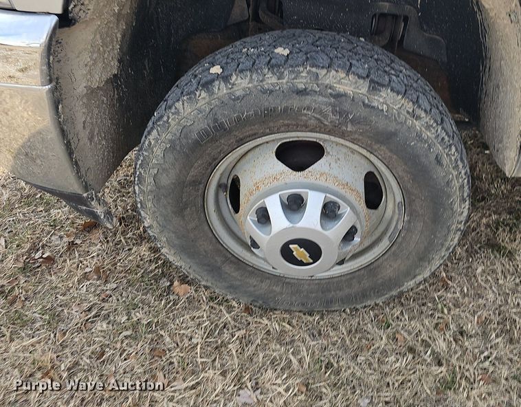 image for item EJ5965 2011 Chevrolet  Silverado 3500 HD Crew Cab flatbed pickup truck