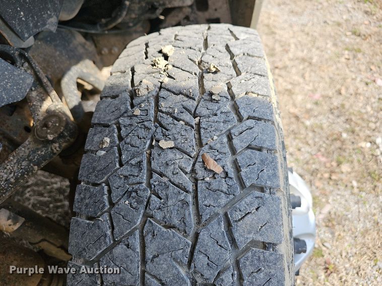 image for item EJ5965 2011 Chevrolet  Silverado 3500 HD Crew Cab flatbed pickup truck