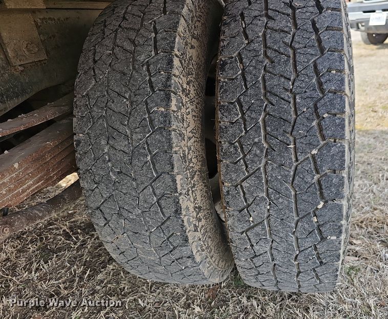 image for item EJ5965 2011 Chevrolet  Silverado 3500 HD Crew Cab flatbed pickup truck