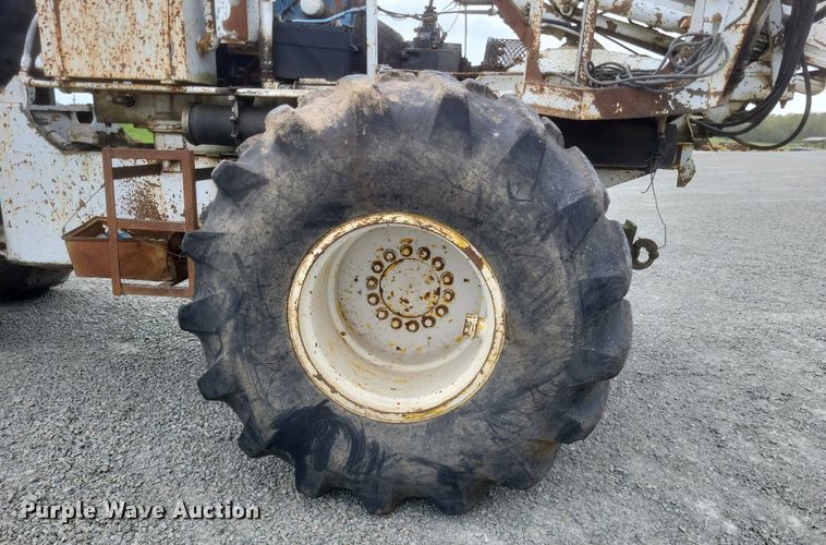 image for item EJ7924 1979 John Deere 540B skidder