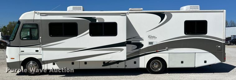 image for item EK4501 2004 Workhorse W22 RV