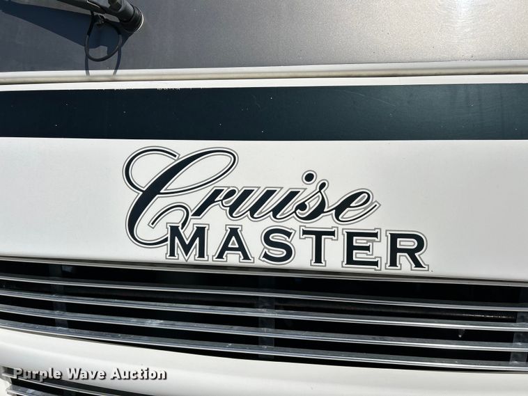 image for item EK4501 2004 Workhorse W22 RV