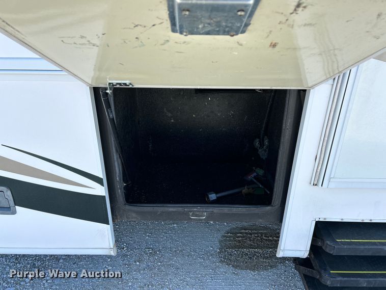 image for item EK4501 2004 Workhorse W22 RV