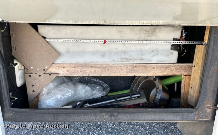 image for item EK4501 2004 Workhorse W22 RV