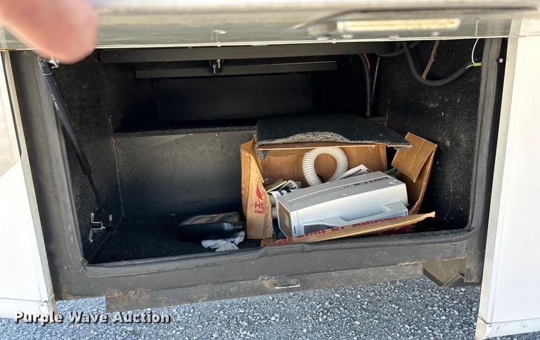 image for item EK4501 2004 Workhorse W22 RV