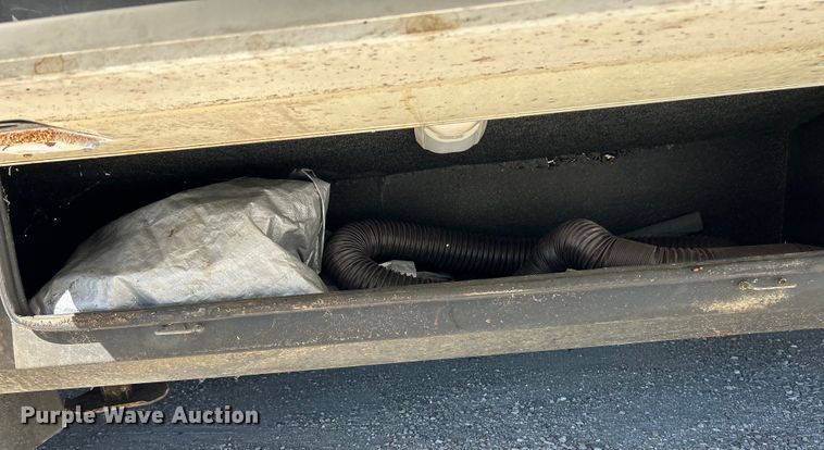 image for item EK4501 2004 Workhorse W22 RV