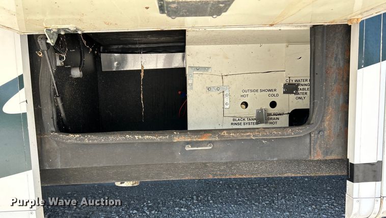 image for item EK4501 2004 Workhorse W22 RV