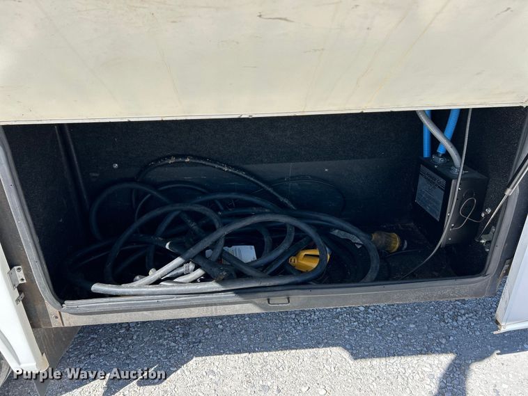 image for item EK4501 2004 Workhorse W22 RV