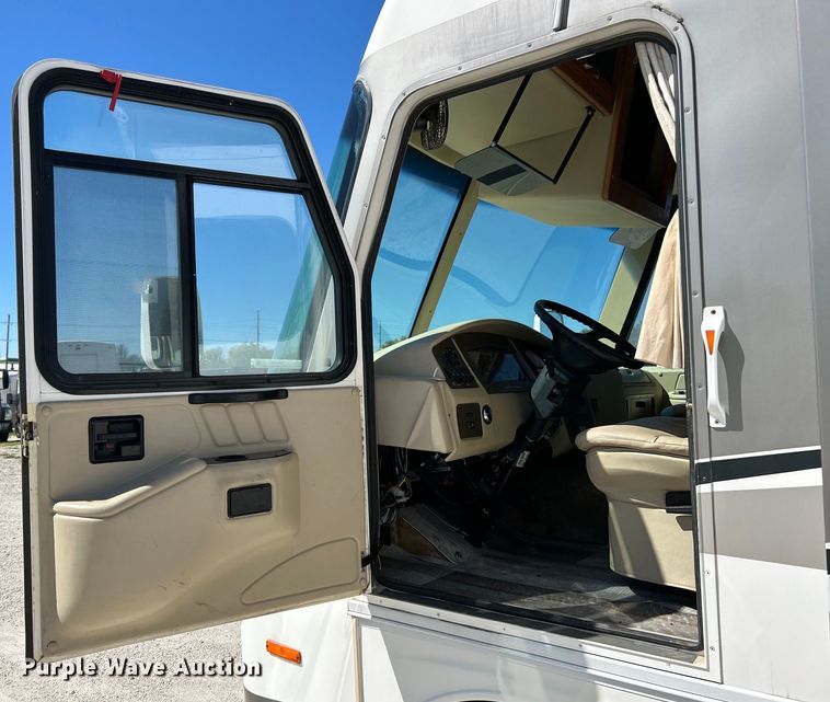image for item EK4501 2004 Workhorse W22 RV