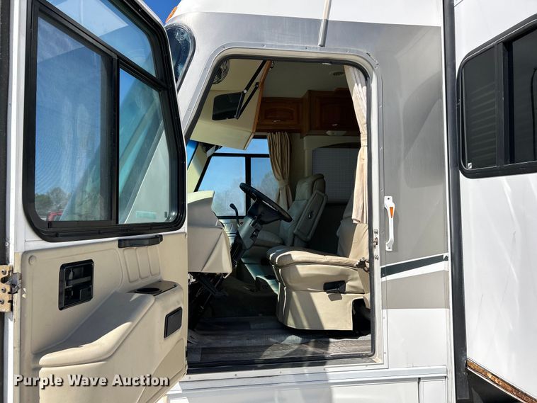 image for item EK4501 2004 Workhorse W22 RV