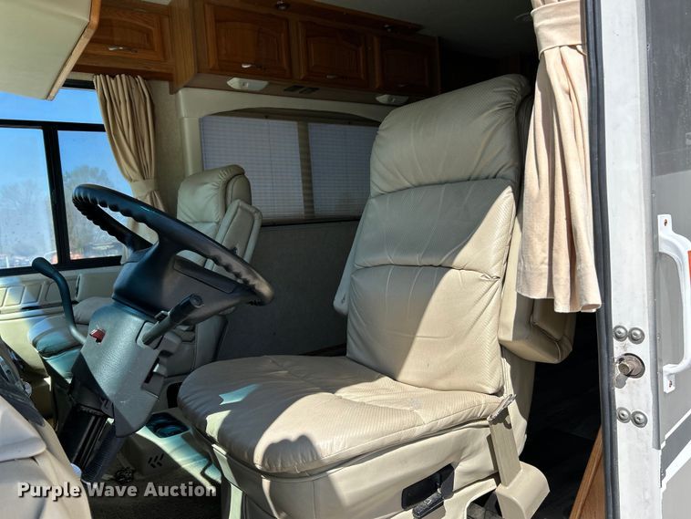 image for item EK4501 2004 Workhorse W22 RV