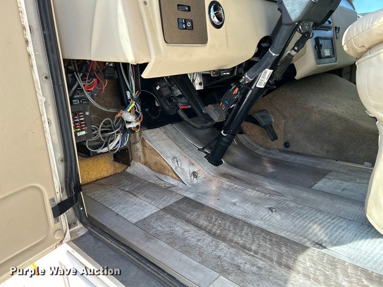 image for item EK4501 2004 Workhorse W22 RV