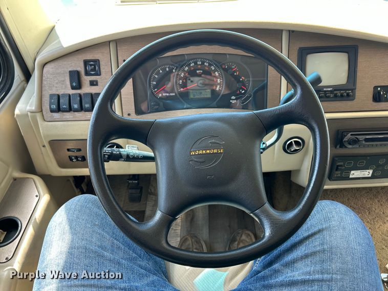 image for item EK4501 2004 Workhorse W22 RV