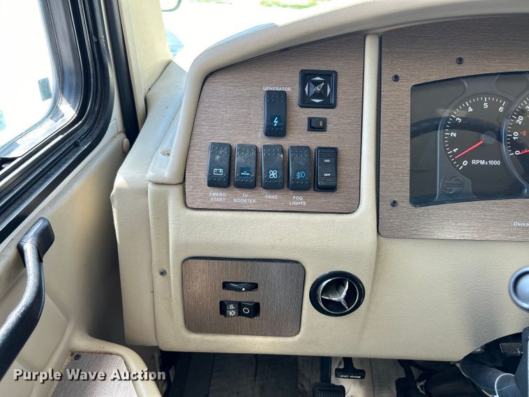 image for item EK4501 2004 Workhorse W22 RV