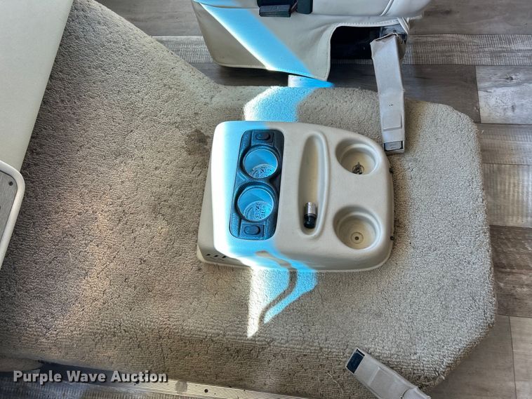 image for item EK4501 2004 Workhorse W22 RV