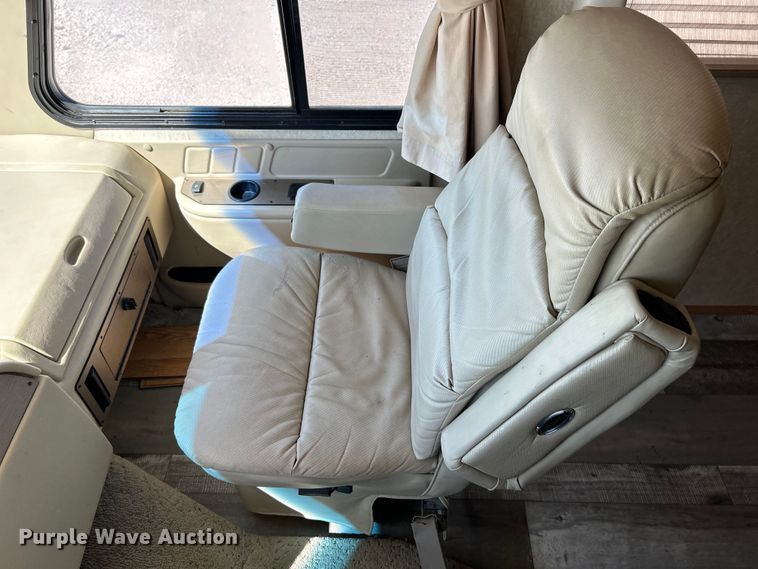 image for item EK4501 2004 Workhorse W22 RV