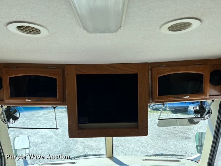 image for item EK4501 2004 Workhorse W22 RV