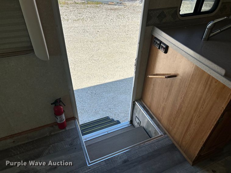 image for item EK4501 2004 Workhorse W22 RV