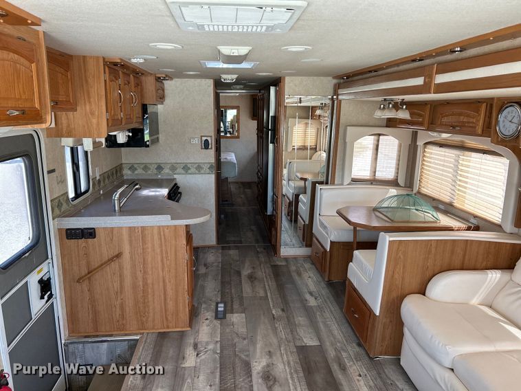 image for item EK4501 2004 Workhorse W22 RV