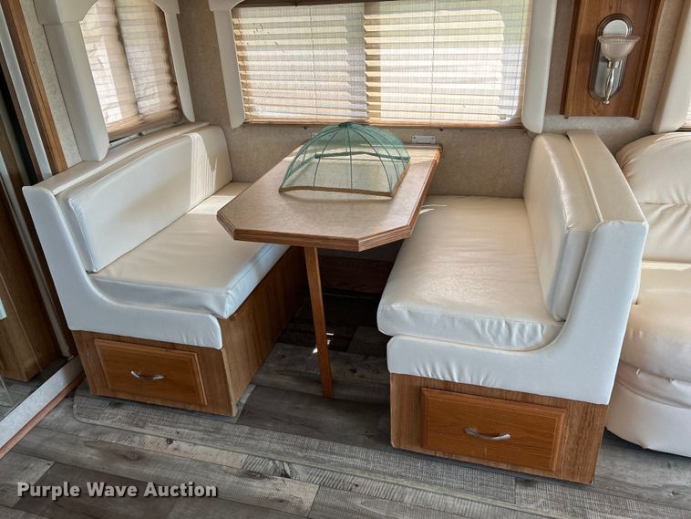 image for item EK4501 2004 Workhorse W22 RV