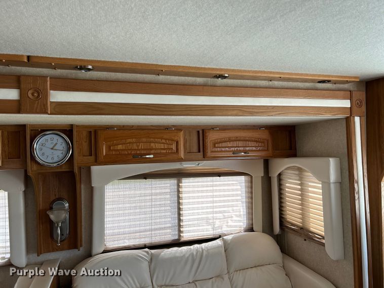 image for item EK4501 2004 Workhorse W22 RV